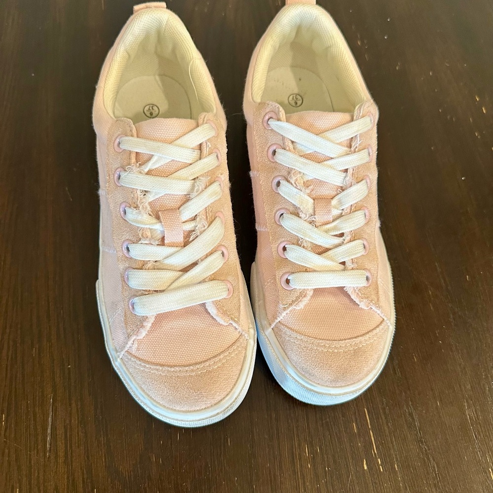 Kids Pink Canvas Sneakers size 6